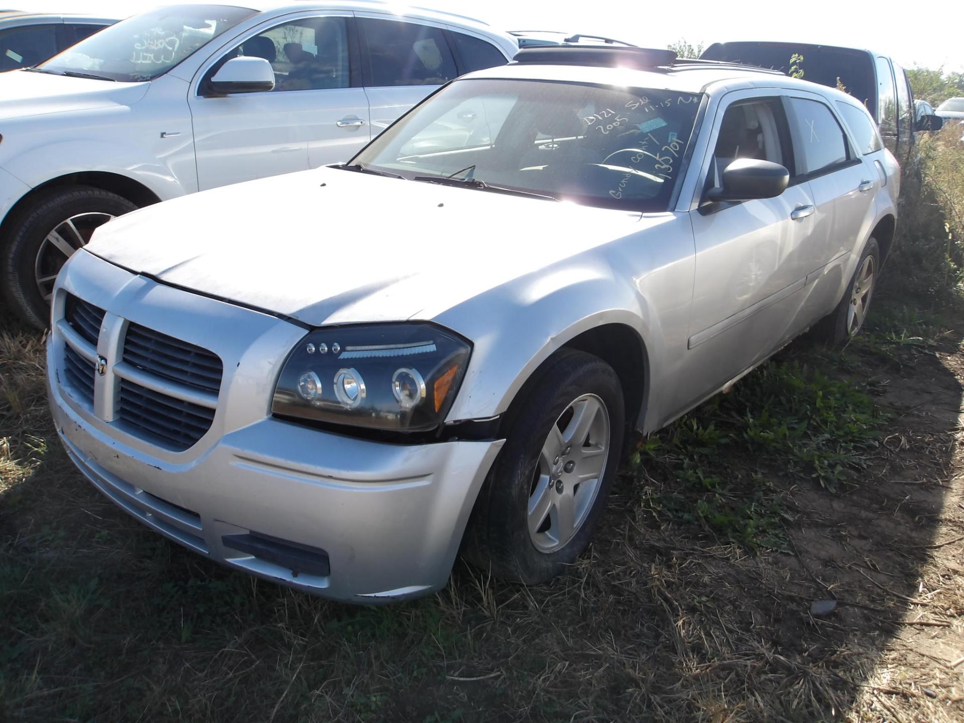 D121 2005 DODGE MAGNUM SXT