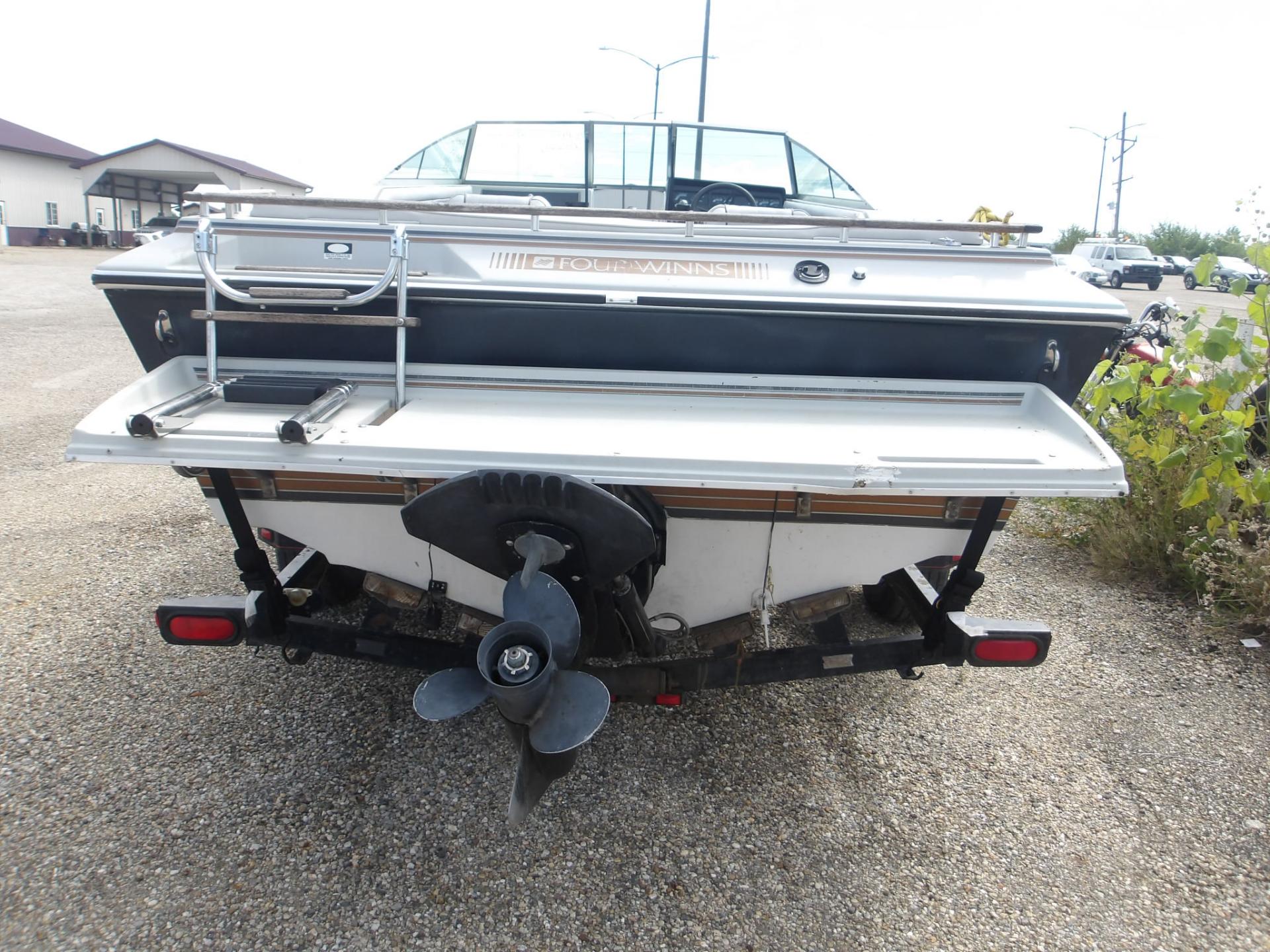 T1 - 1987 Four Winns 190 Horizon Boat