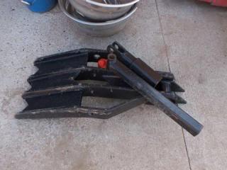 Excavator Mechanical Thumb - Lot # J1209