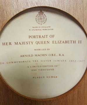 ROYAL WORCESTER A MACHIN PLAQUE QUEEN ELIZABETH