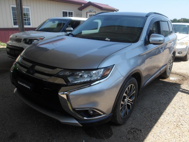 A141 - 2016 Mitshbishi Outlander SE