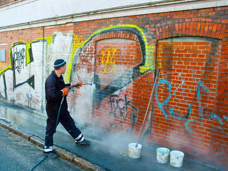 Смывают граффити