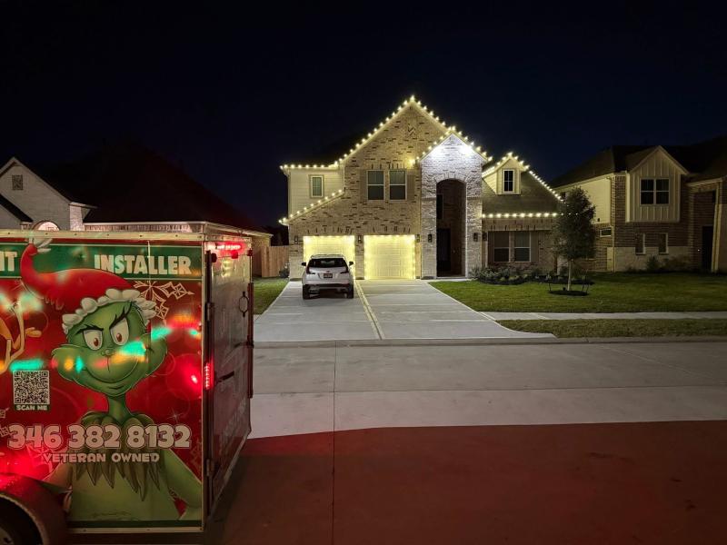 FULL-SERVICE CHRISTMAS LIGHTING