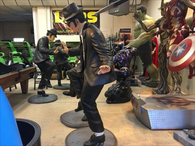 JAKE AND ELWOOD BLUES BROTHERS STATUE PROPS