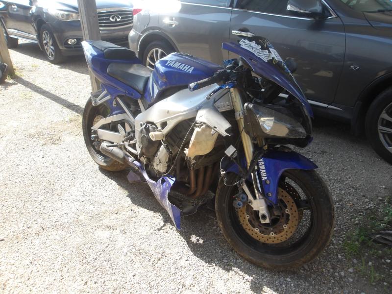 D83  - 2001 Yamaha YZF-R1