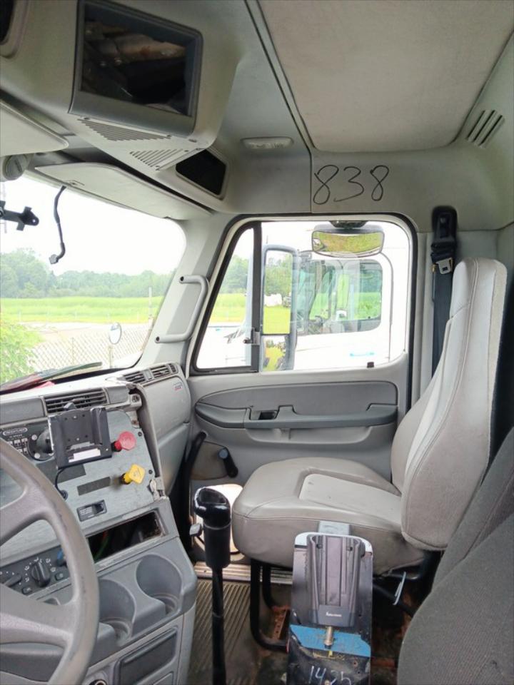 2006 Freightliner Columbia 120 - Lot # T1122