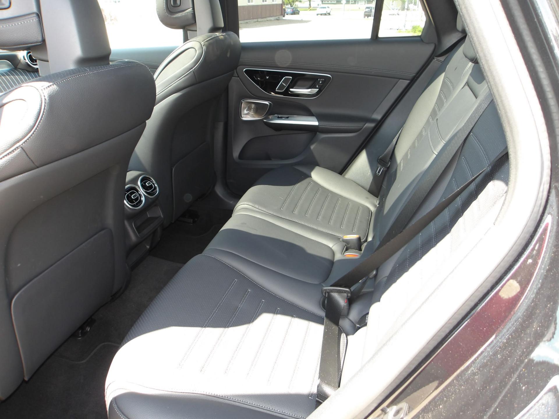 D1 - 2023 Mercedes-Benz GLC 300