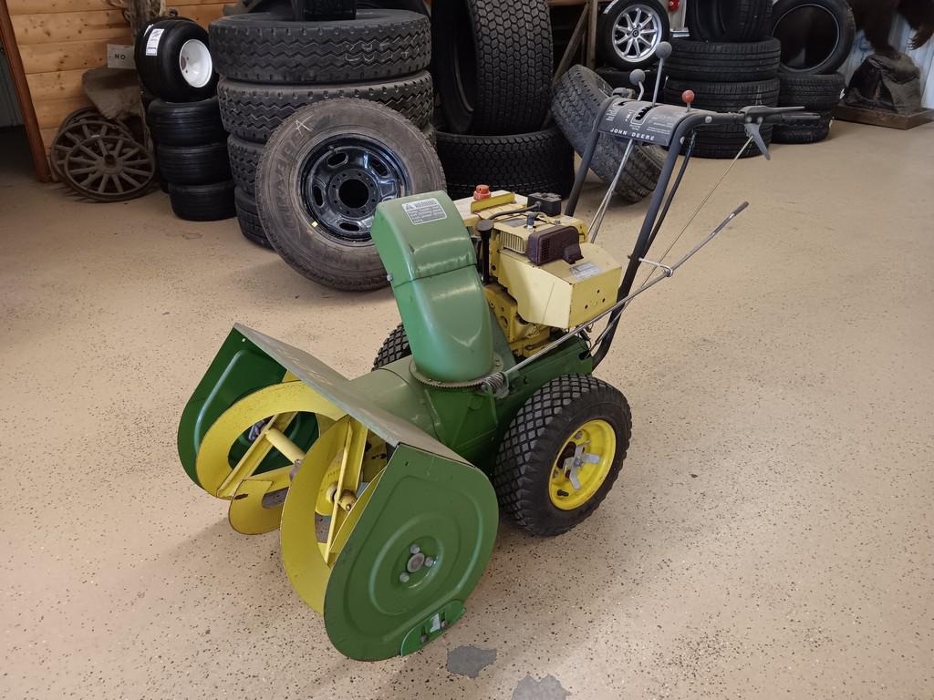 John Deere 826 Gas Snowblower - Item # 115