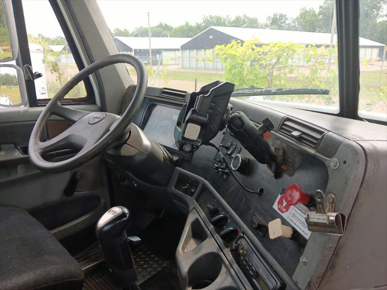 2005 Freightliner Columbia 120 - Lot # T1125