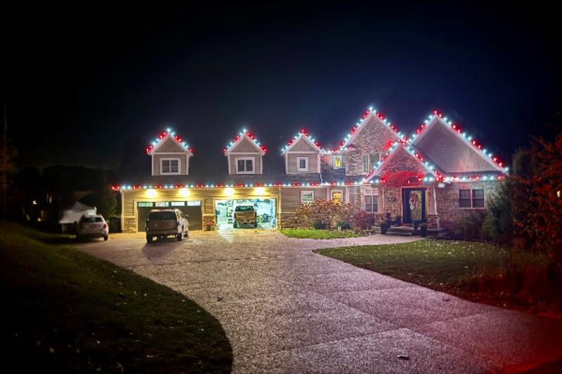 Happy Elf Package &ndash; Roof &amp; Sides Holiday Lighting