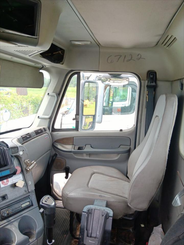 2005 Freightliner Columbia 120 - Lot # T1125