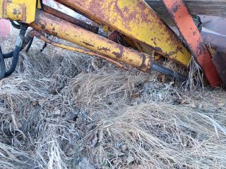 EzeeOn Tractor Loader With Grapple - Lot # N1032