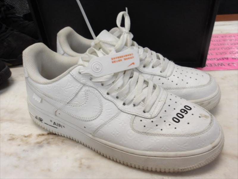 90 - Nike sz 11