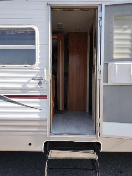 2007 PALOMINO BY FOREST RIVER Puma 32' Bumper Pull Camper