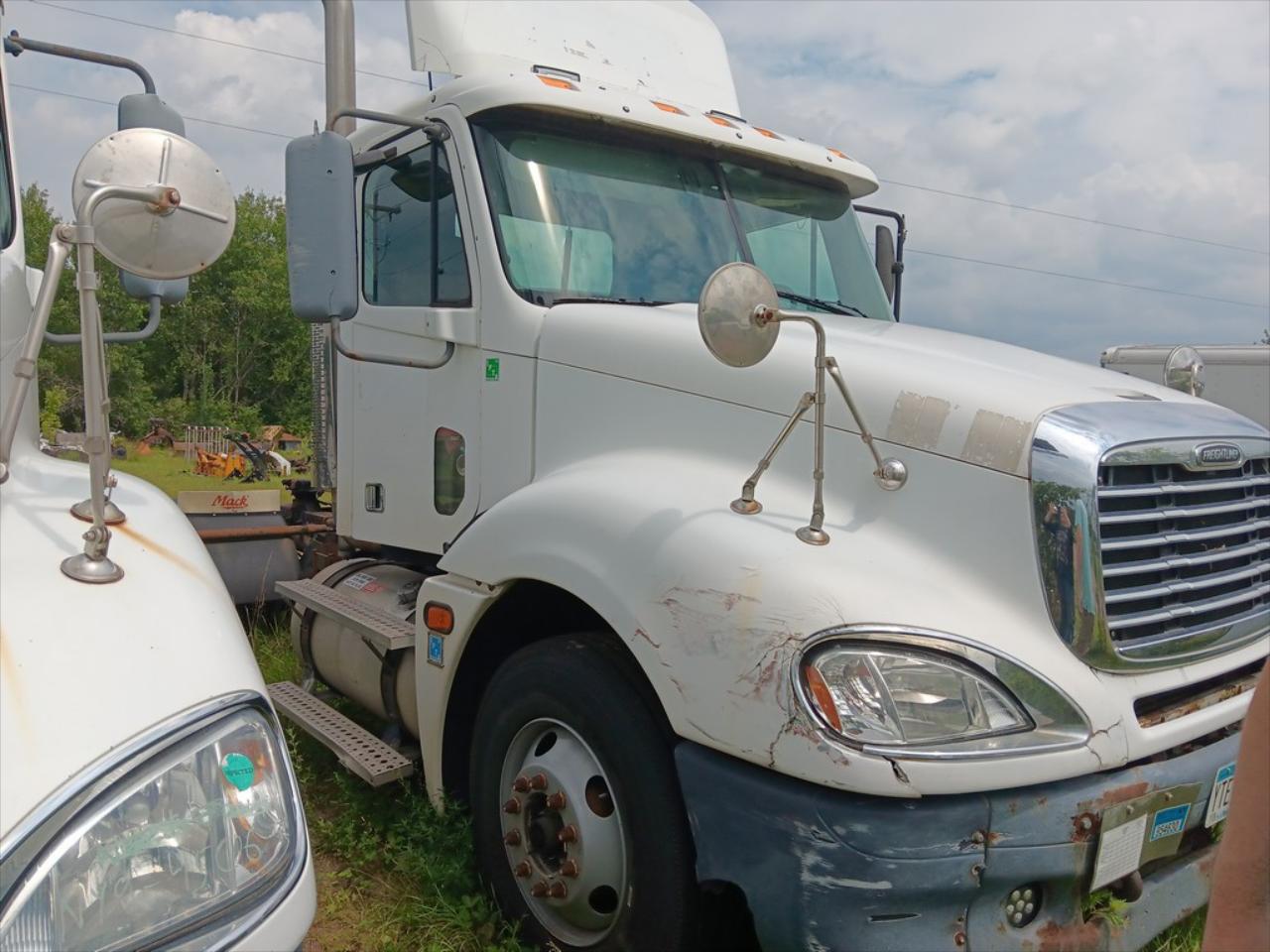 2005 Freightliner Columbia 120 - Lot # T1125