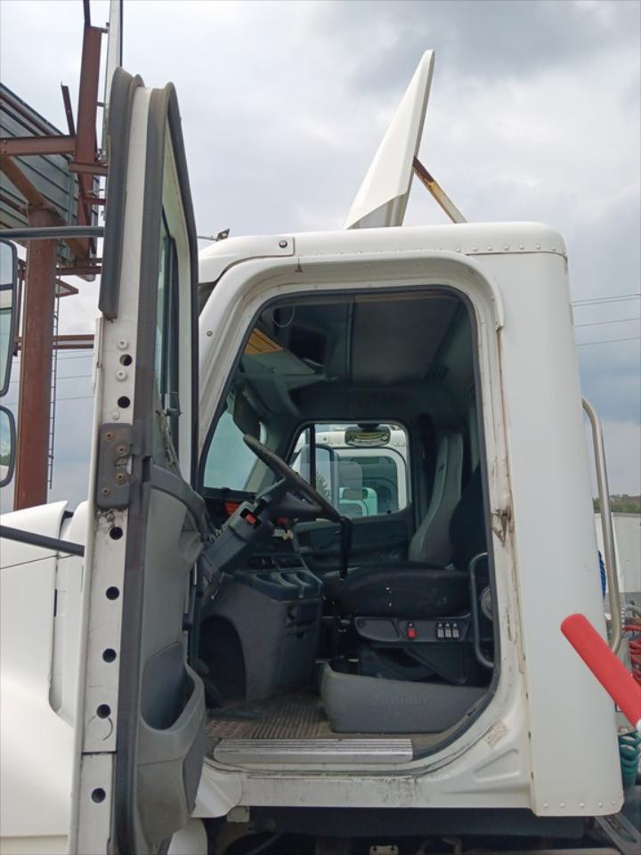 2005 Freightliner Columbia 120 - Lot # T1125