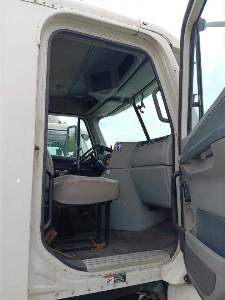 2006 Freightliner Columbia 120 - Lot # T1122