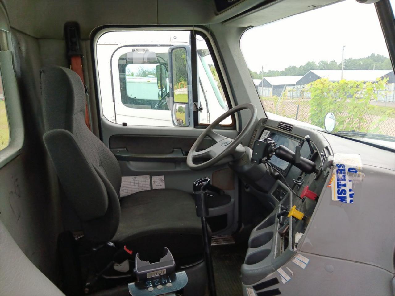 2006 Freightliner Columbia 120 - Lot # T1122