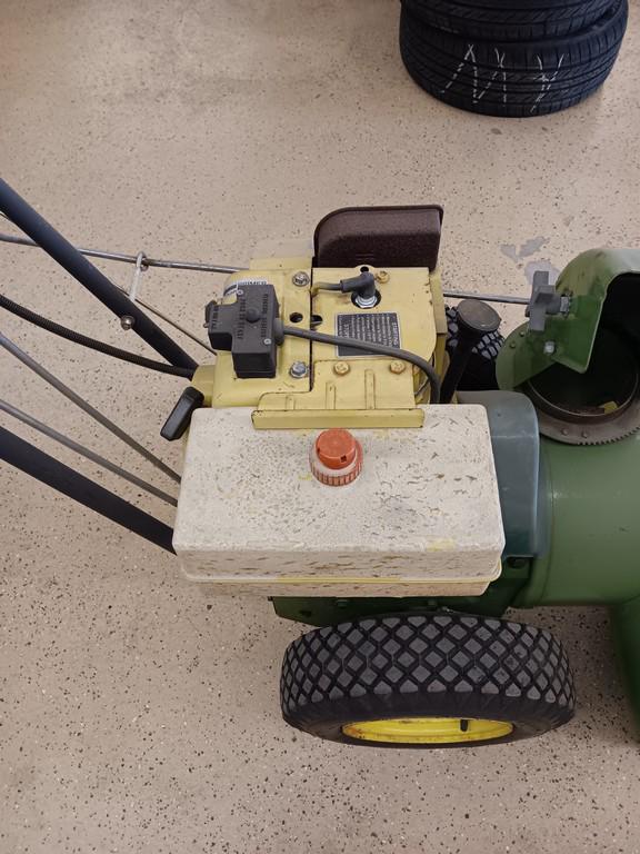 John Deere 826 Gas Snowblower - Item # 115