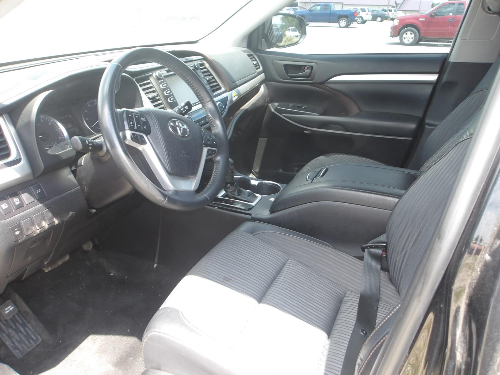 D8 - 2019 Toyota Highlander LE