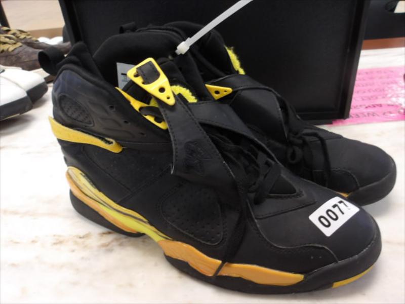 77 - Air Jordan sz 11
