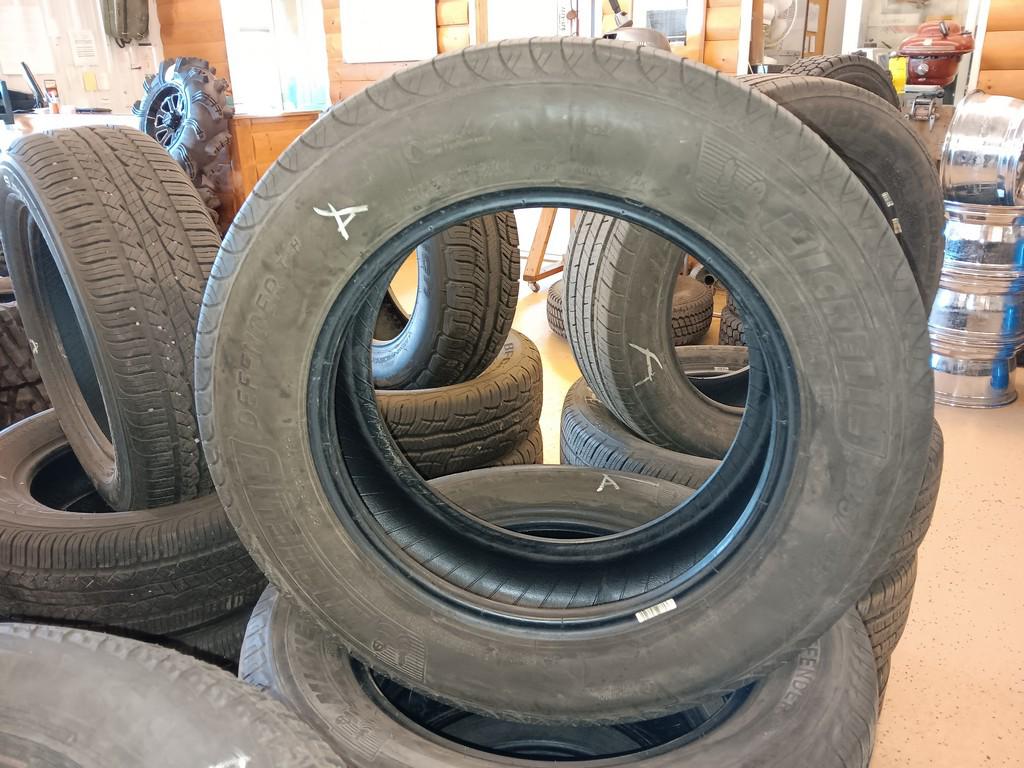 225/65R17 Michelin Defender T&H Tires Set of 4