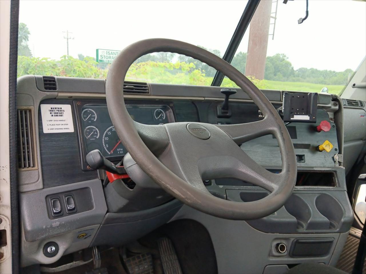 2006 Freightliner Columbia 120 - Lot # T1122