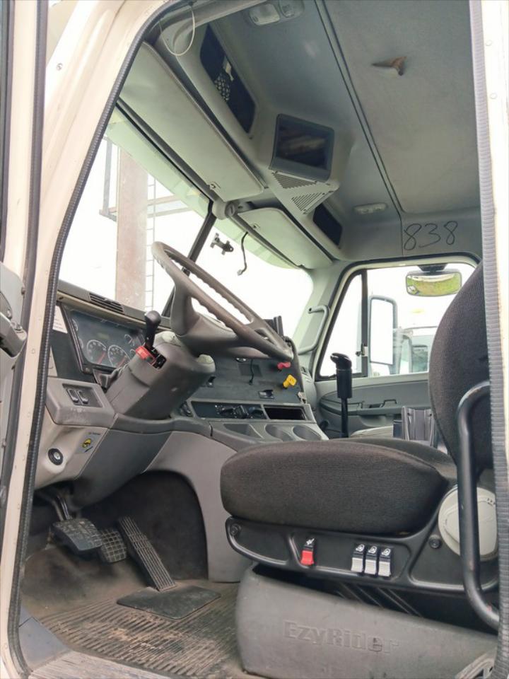 2006 Freightliner Columbia 120 - Lot # T1122