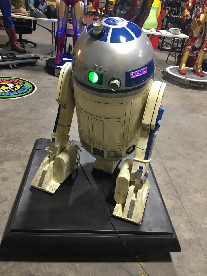 Star Wars SideShow Version 1 R2D2 with Base
