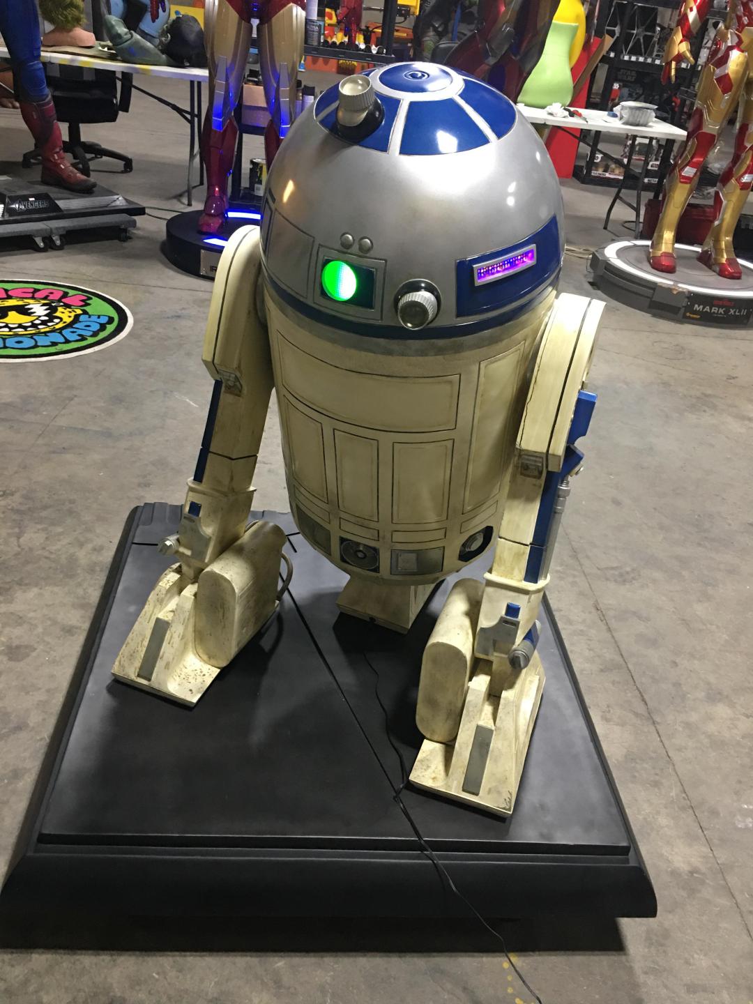 Star Wars SideShow Version 1 R2D2 with Base