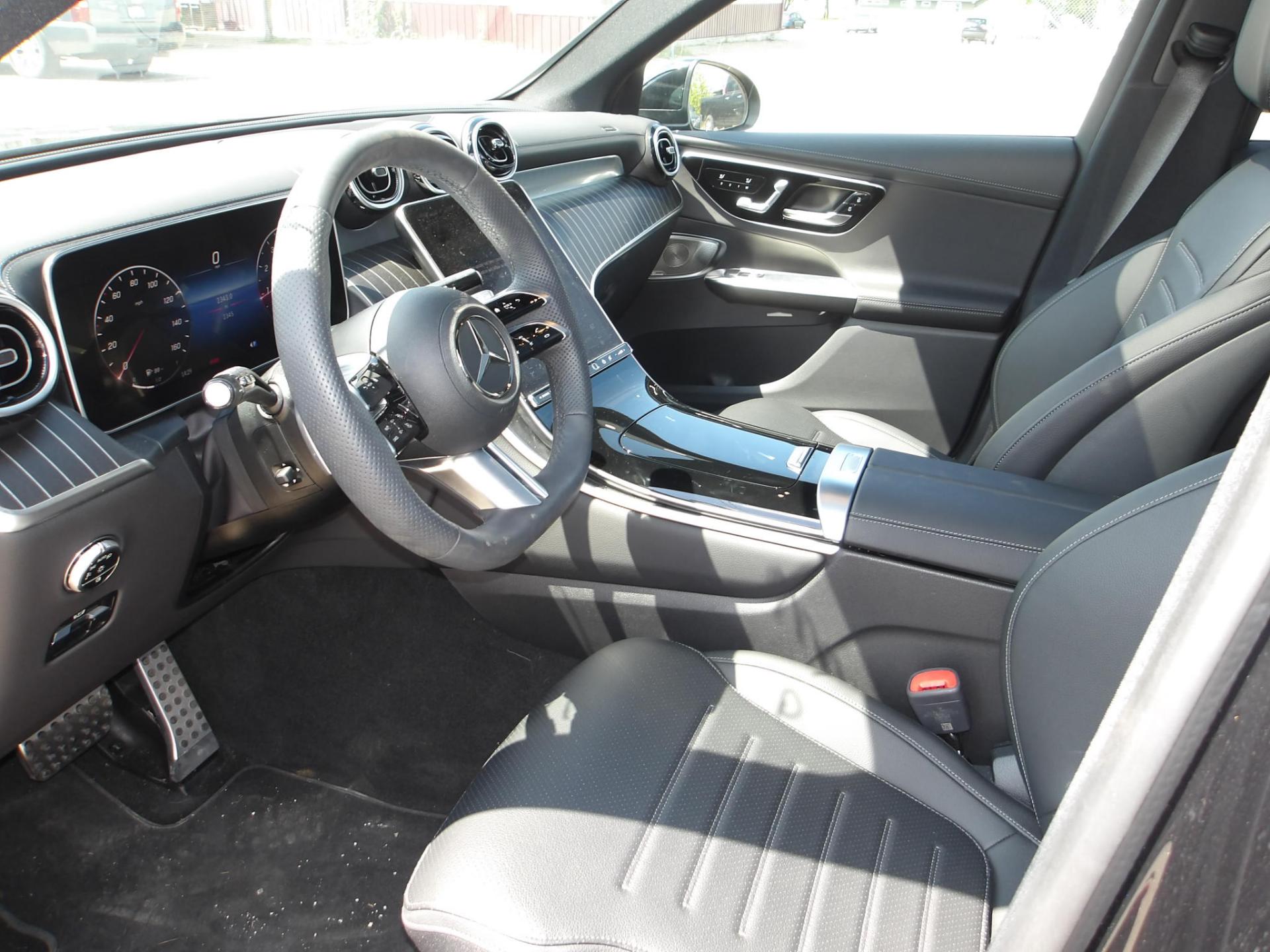D1 - 2023 Mercedes-Benz GLC 300