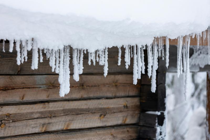 🌨️❄️ Keep Your Roof Safe This Winter! ❄️🌨️