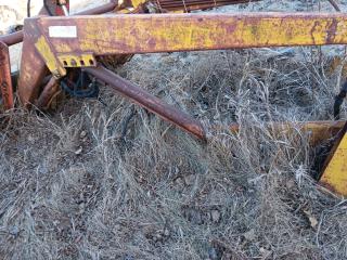 EzeeOn Tractor Loader With Grapple - Lot # N1032