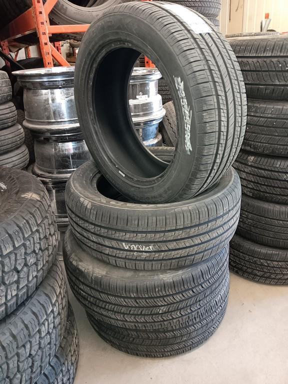 225/55R17 RoadX RX Motion MX 440 Tires Set of 4