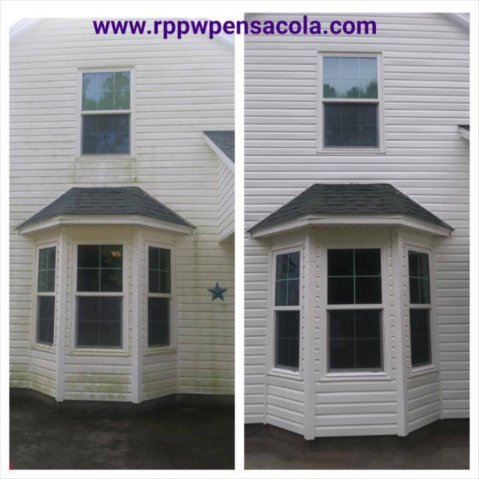 We use soft washing to safely remove algae from wood and vinyl siding. Safe exterior house cleaninging in Pensacola.