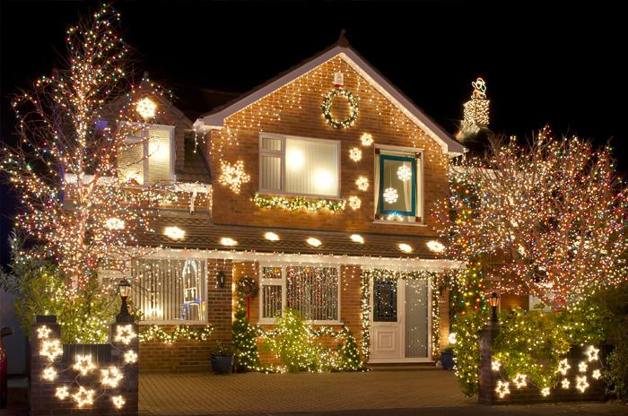 RESIDENTIAL EXTERIOR HOLIDAY LIGHTING