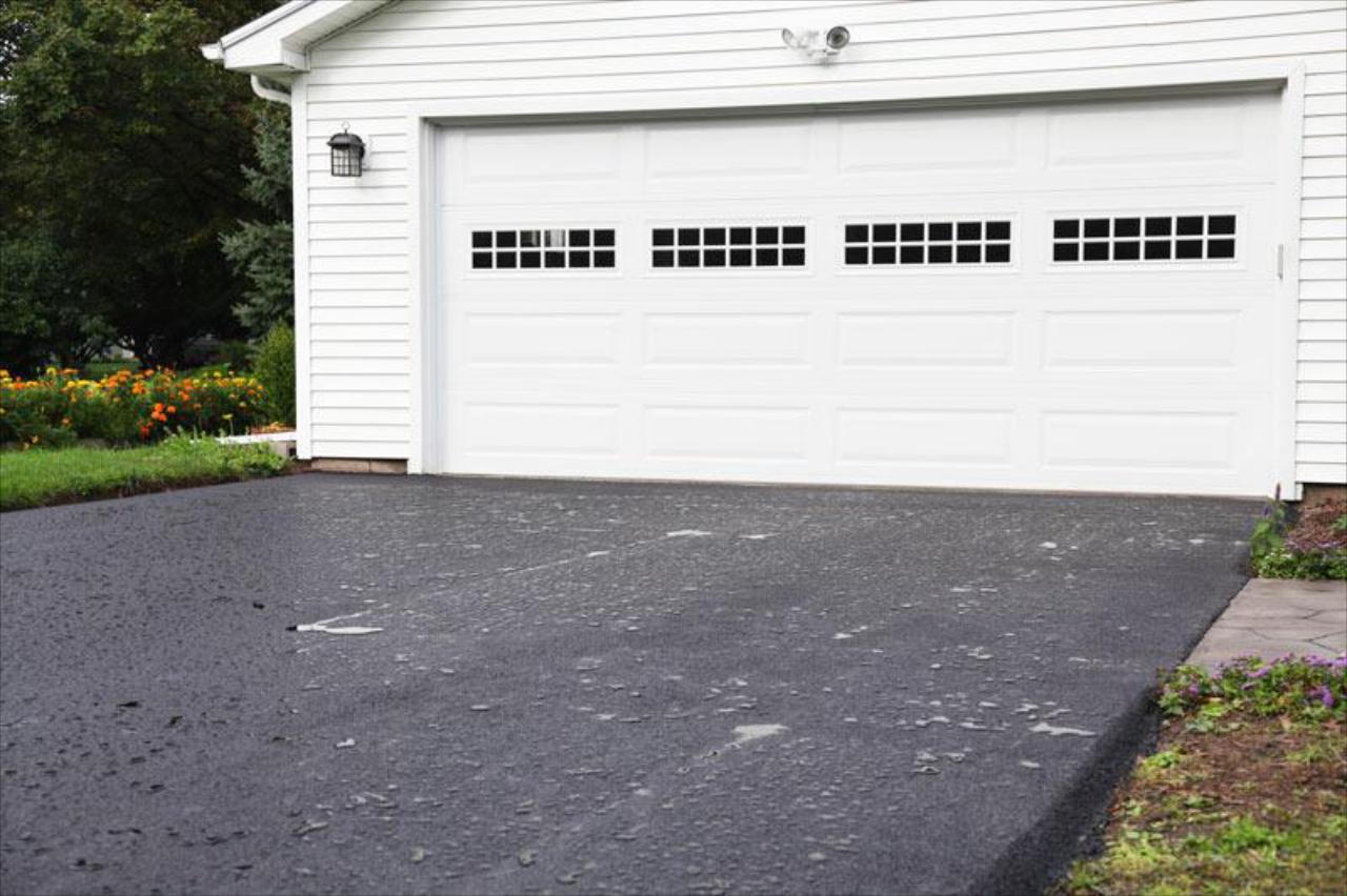 Professional Asphalt Sealocating & Crack Sealing