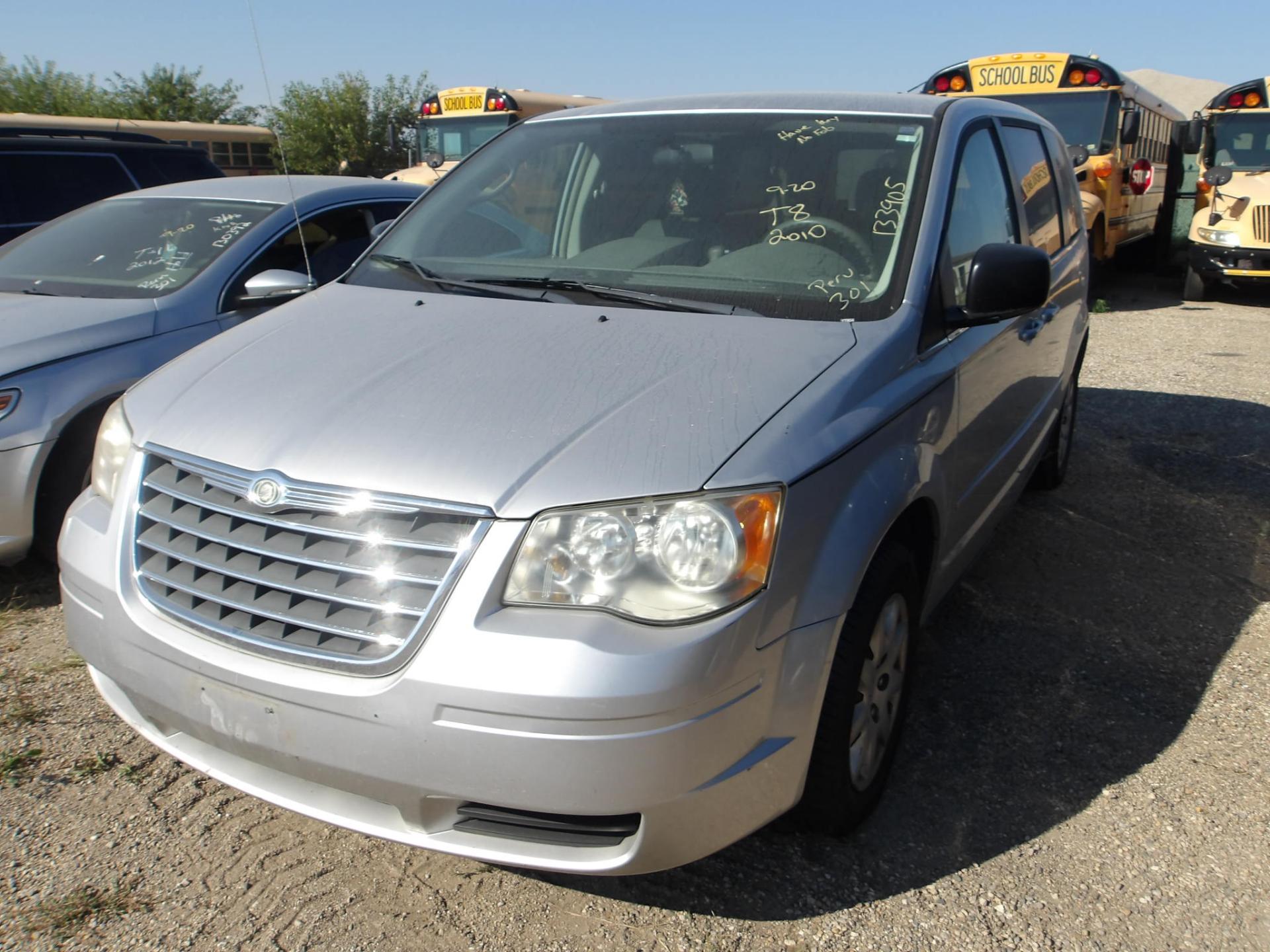 T8 - 2010 Chrysler Town & Country *** REPO *** Mechanics Special ***