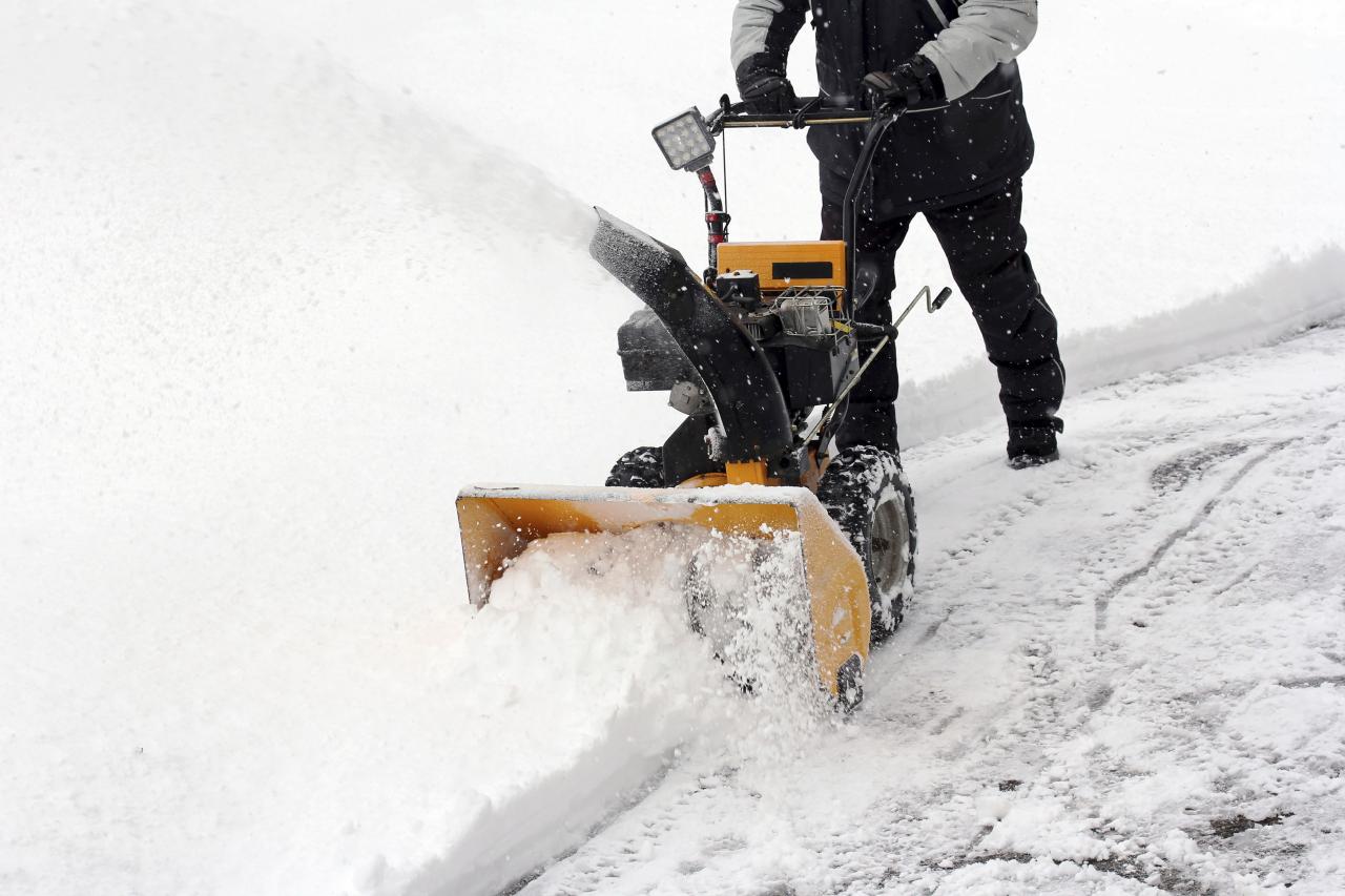 RESIDENTIAL & COMMERCIAL SNOW PLOWING