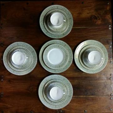 SERVICE FOR 4 ROYAL DOULTON ENGLISH RENAISSANCE