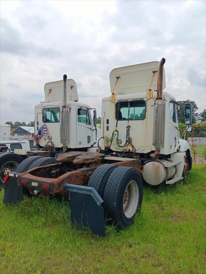 2006 Freightliner Columbia 120 - Lot # T1122
