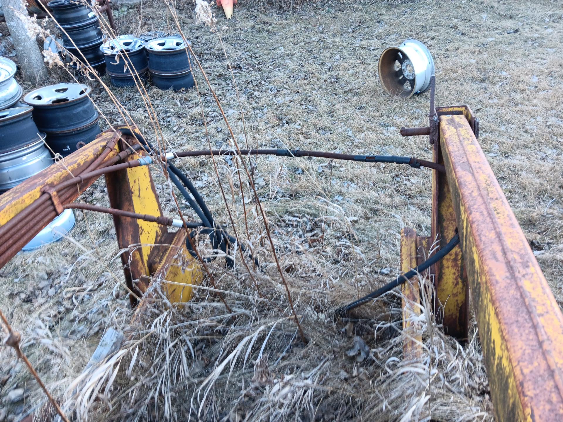 EzeeOn Tractor Loader With Grapple - Lot # N1032