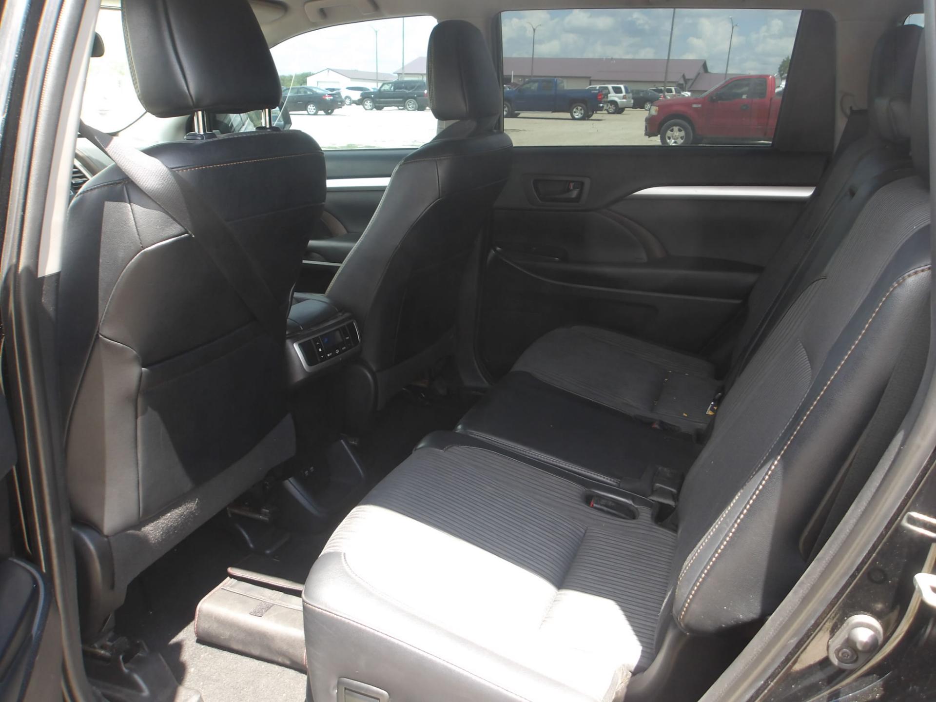 D8 - 2019 Toyota Highlander LE