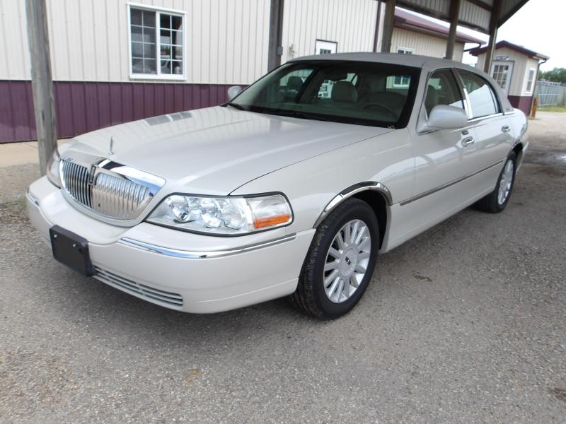 A35 - 2005 Lincoln Town Car Executive *** New Car Trade ***