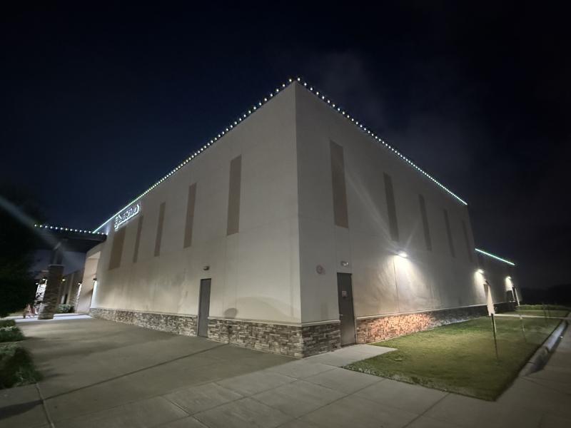 COMMERCIAL CHRISTMAS LIGHTING INSTALLATION