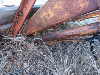EzeeOn Tractor Loader With Grapple - Lot # N1032