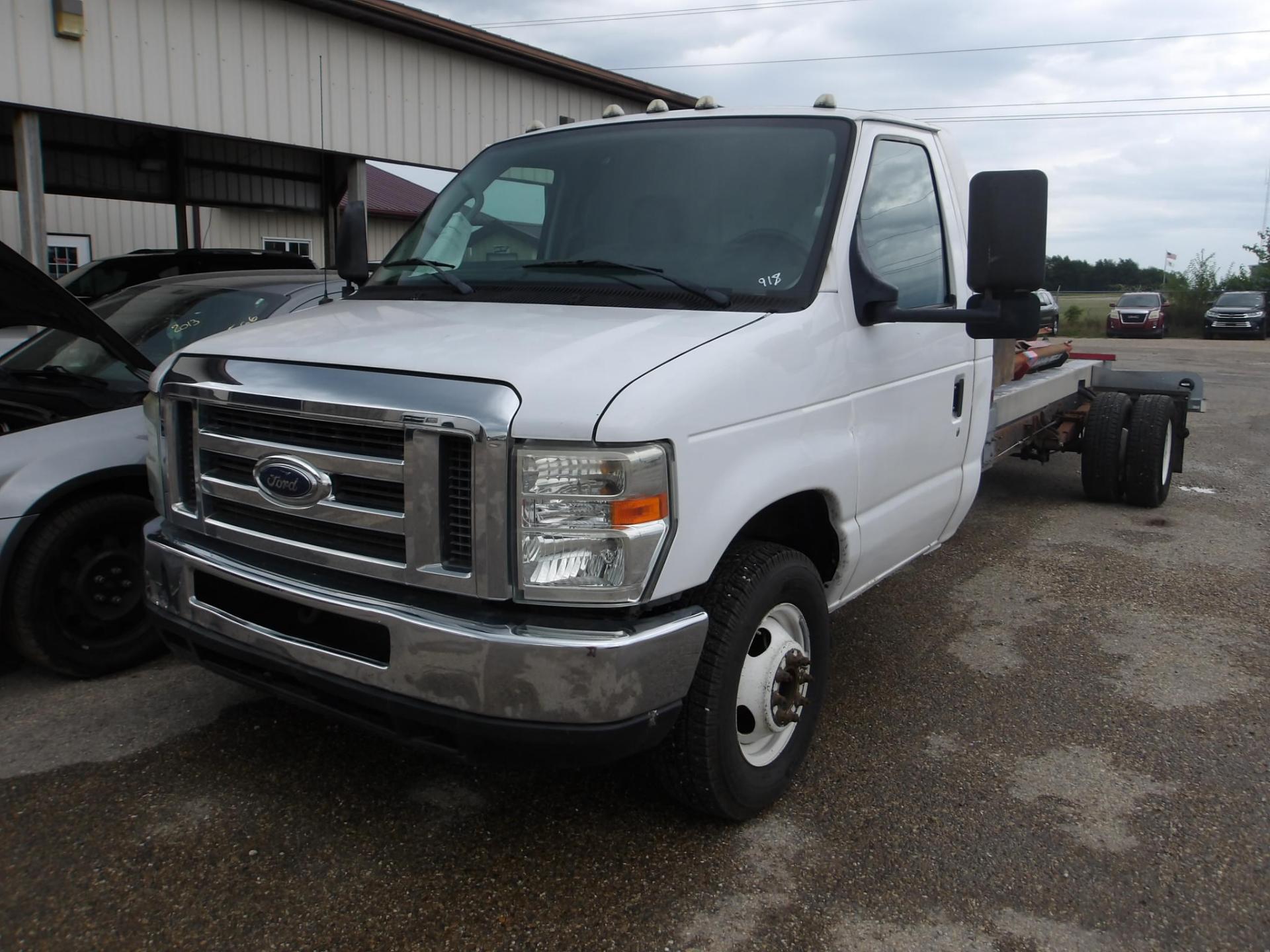 T27 - 2011 Ford E450 Cutaway