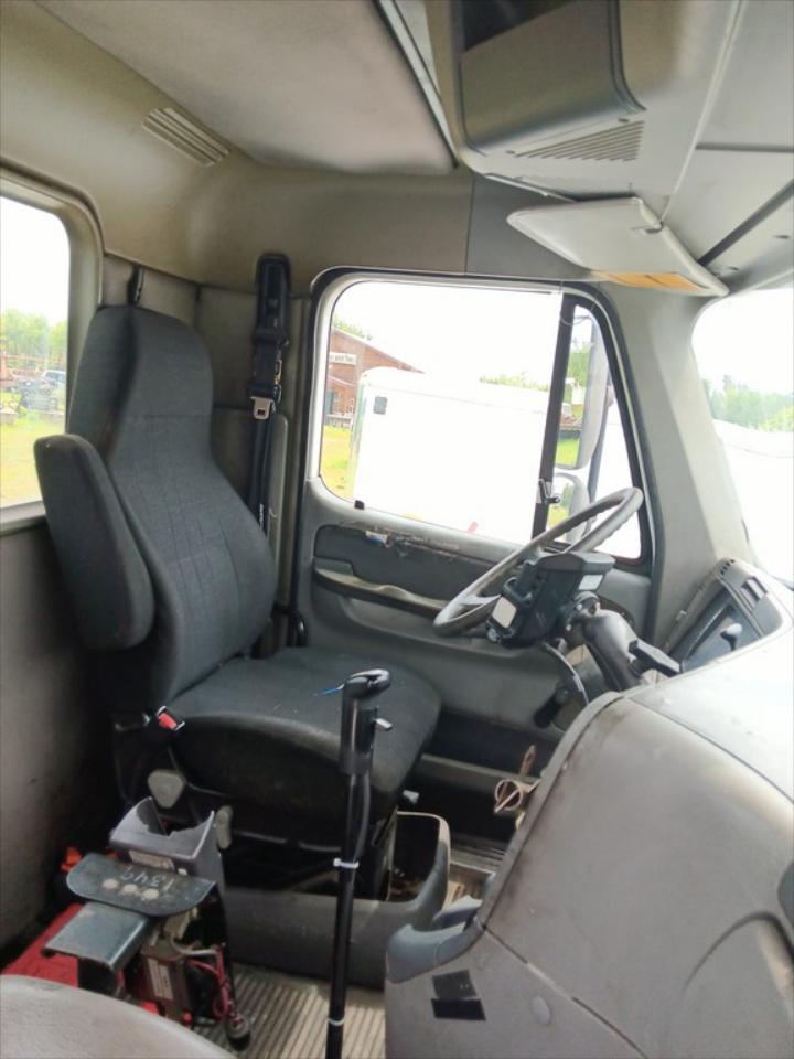 2005 Freightliner Columbia 120 - Lot # T1125