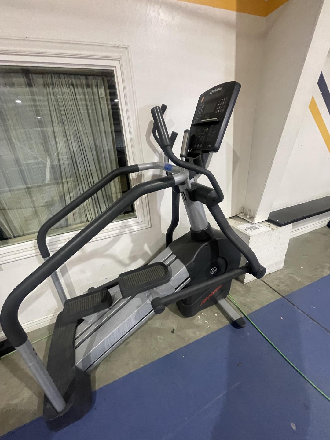 Elliptical - Life Fitness Integrity Series CLSX Elliptical Cross-Trainer