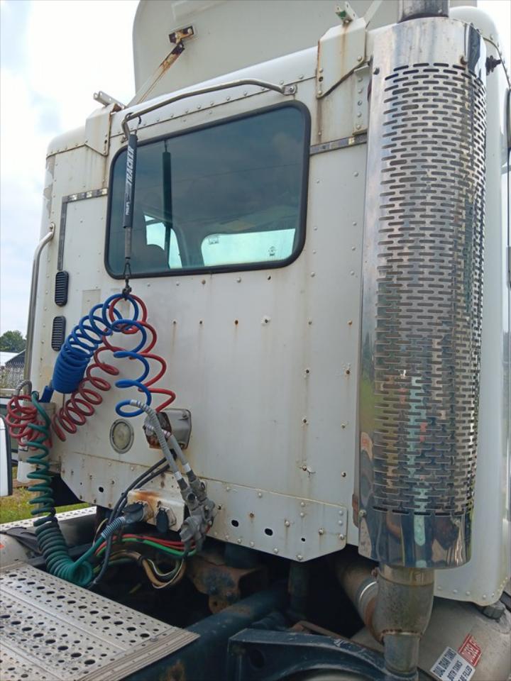 2005 Freightliner Columbia 120 - Lot # T1125